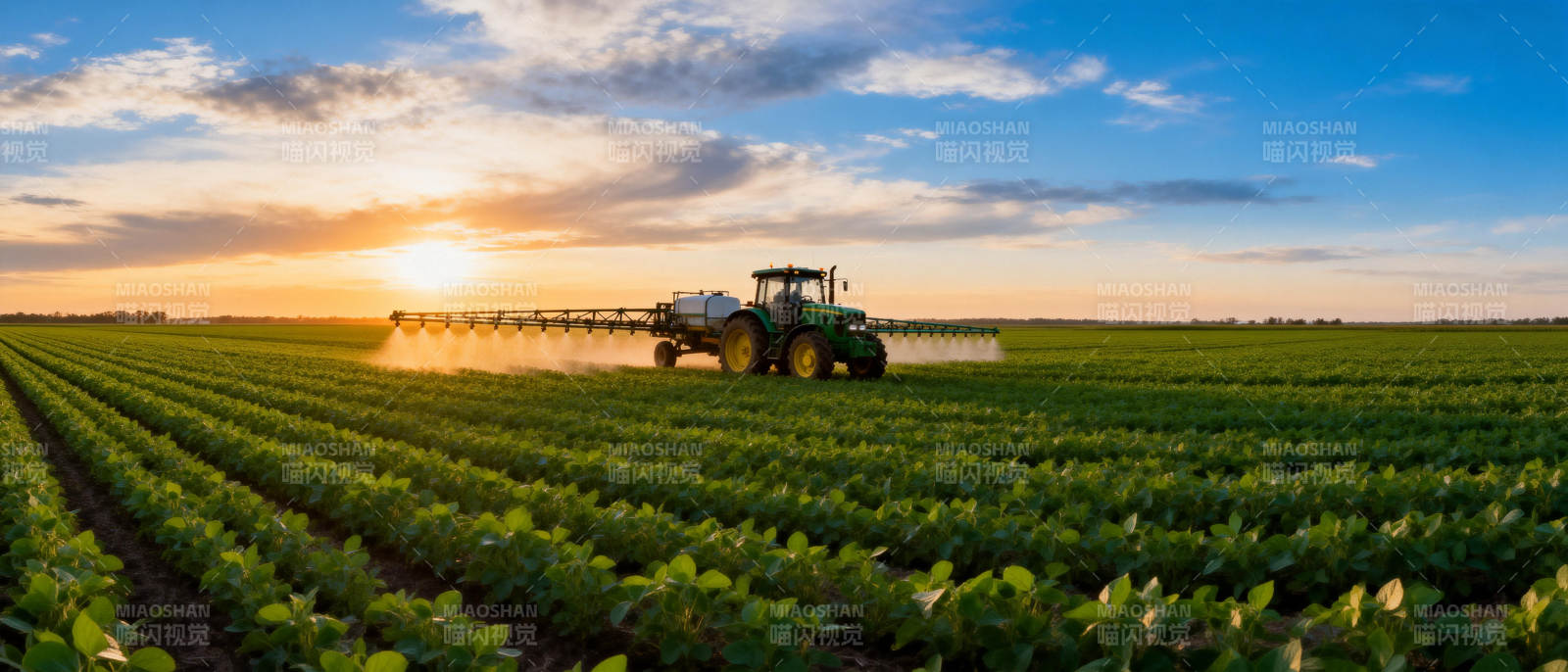 夕阳下的农田喷洒图片