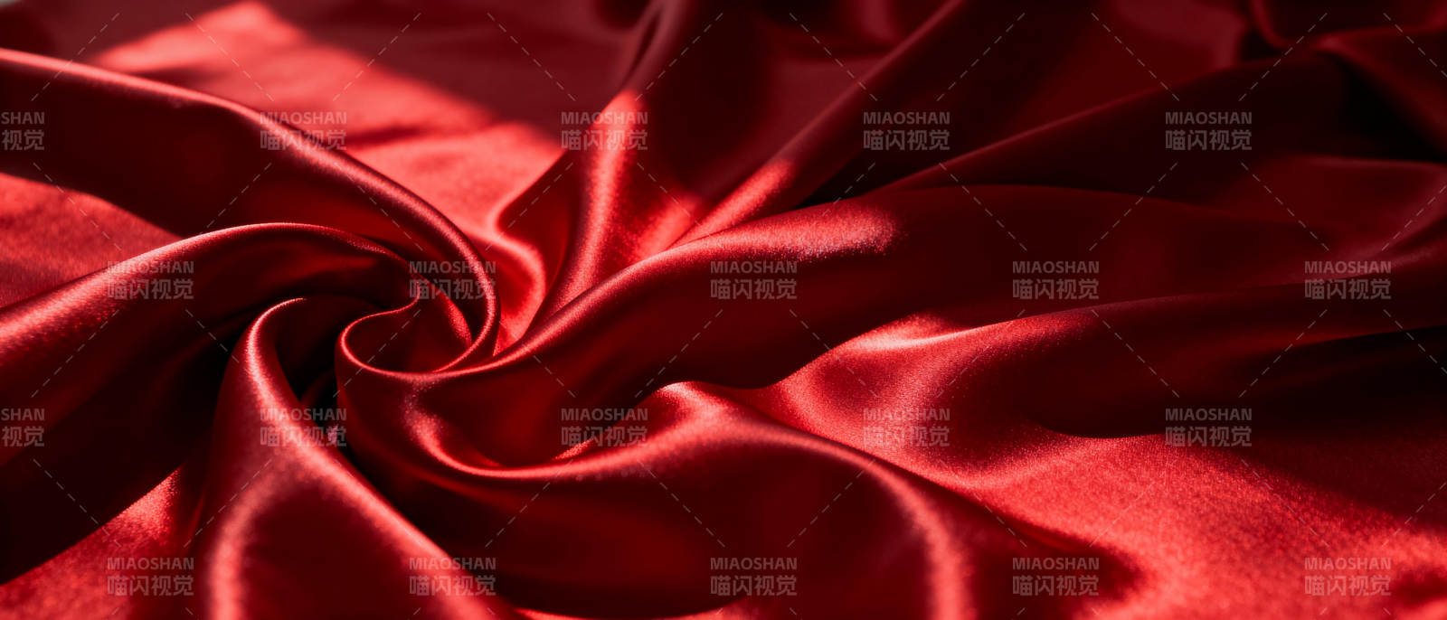 红色丝缎的柔美褶皱图片