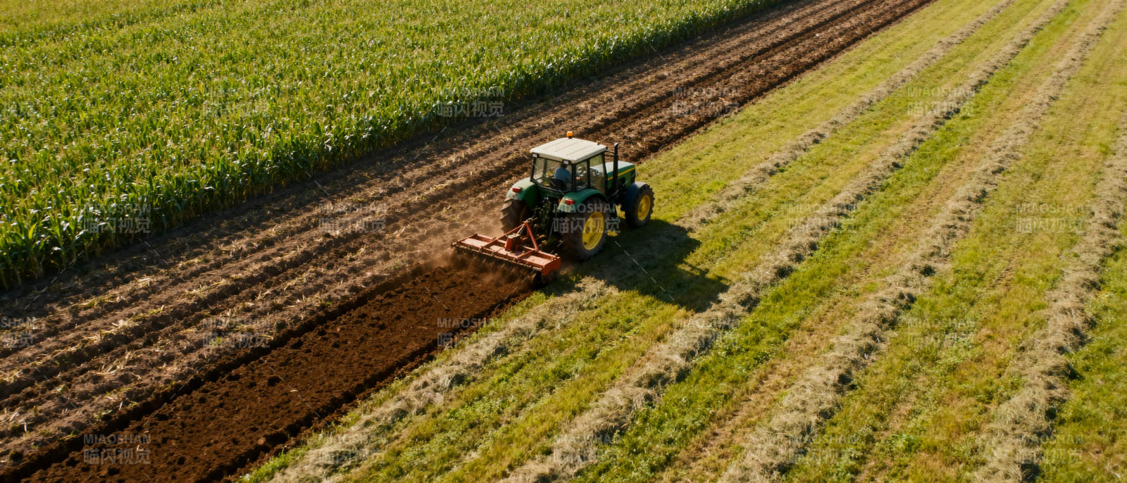拖拉机耕作农田图片
