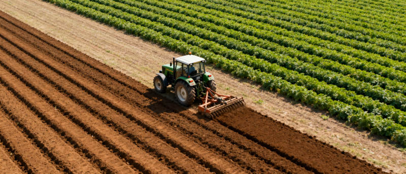 拖拉机耕作农田图片