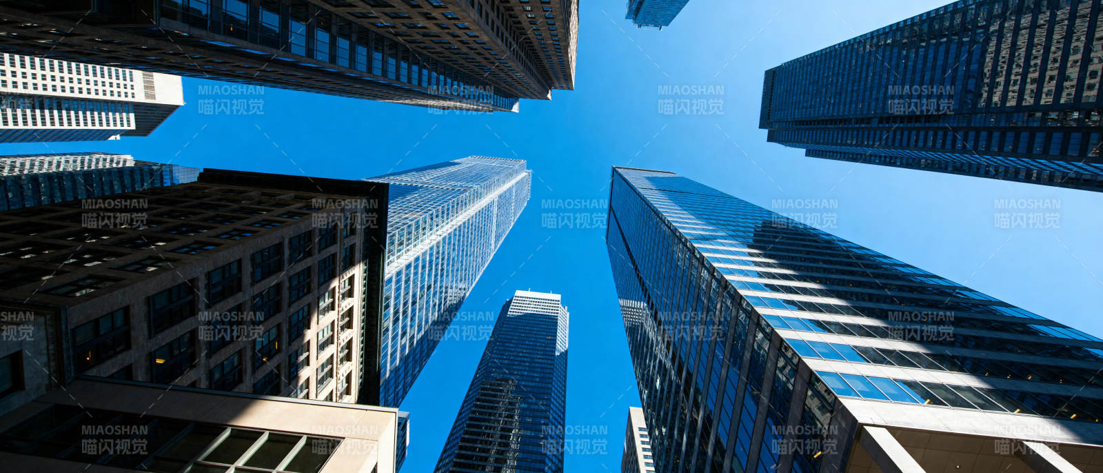 摩天大楼仰视图图片