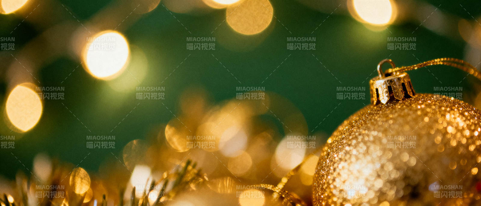 金色圣诞球特写图片