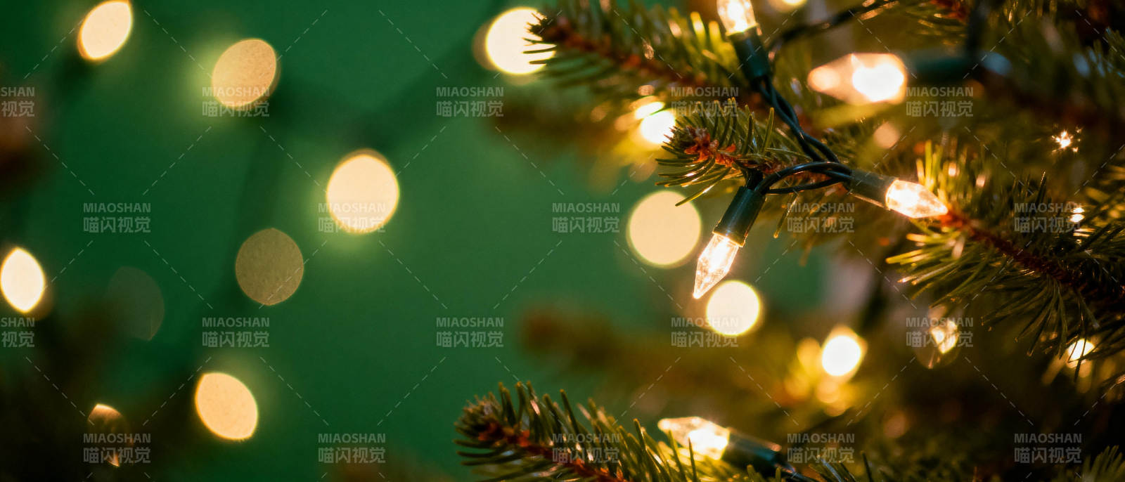 圣诞树上的温暖灯光图片