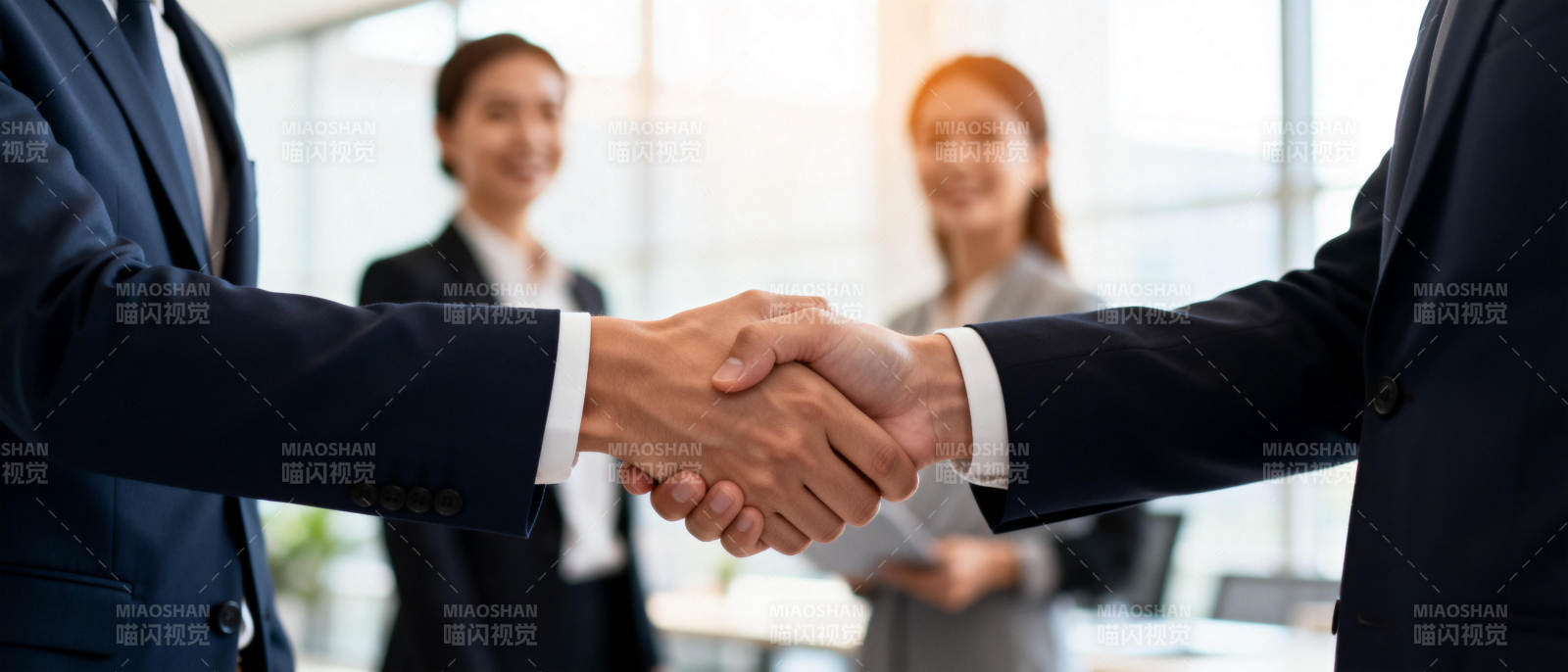 商务握手合作瞬间图片
