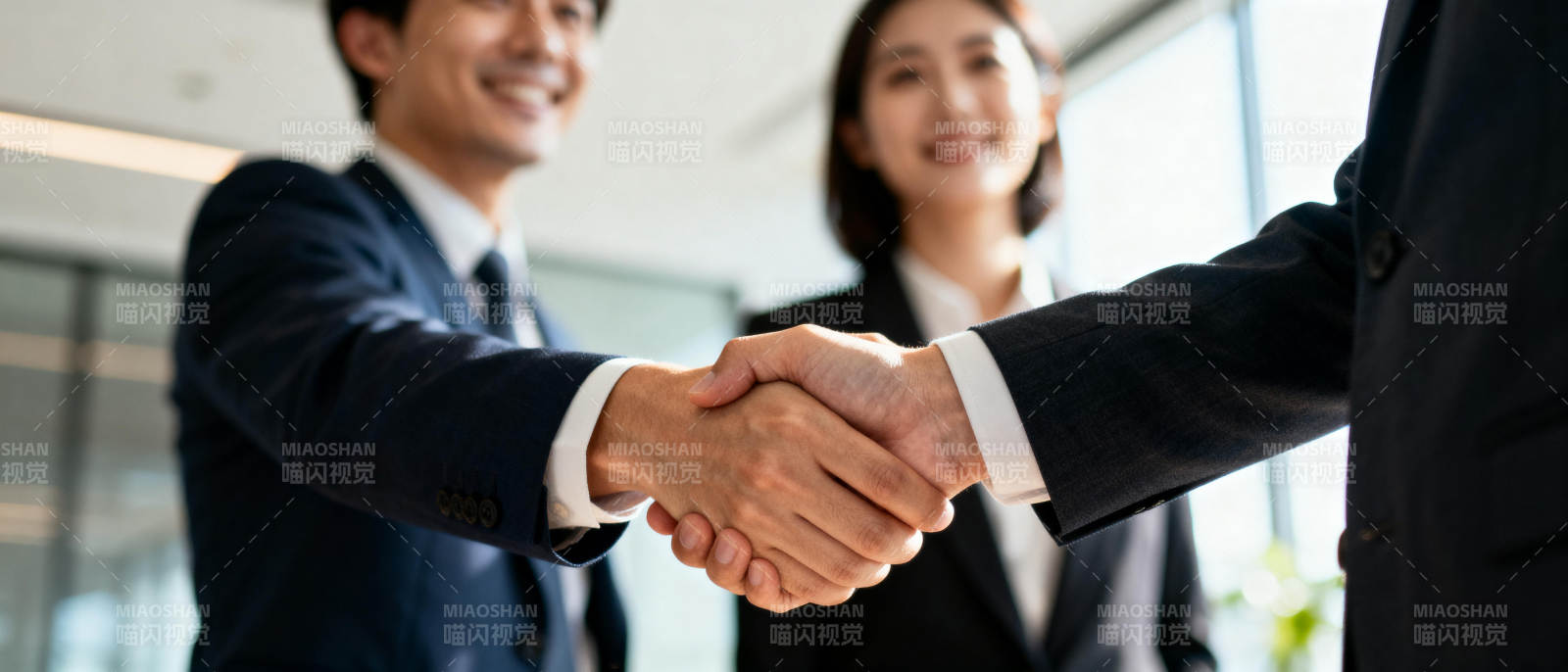 商务握手合作瞬间图片