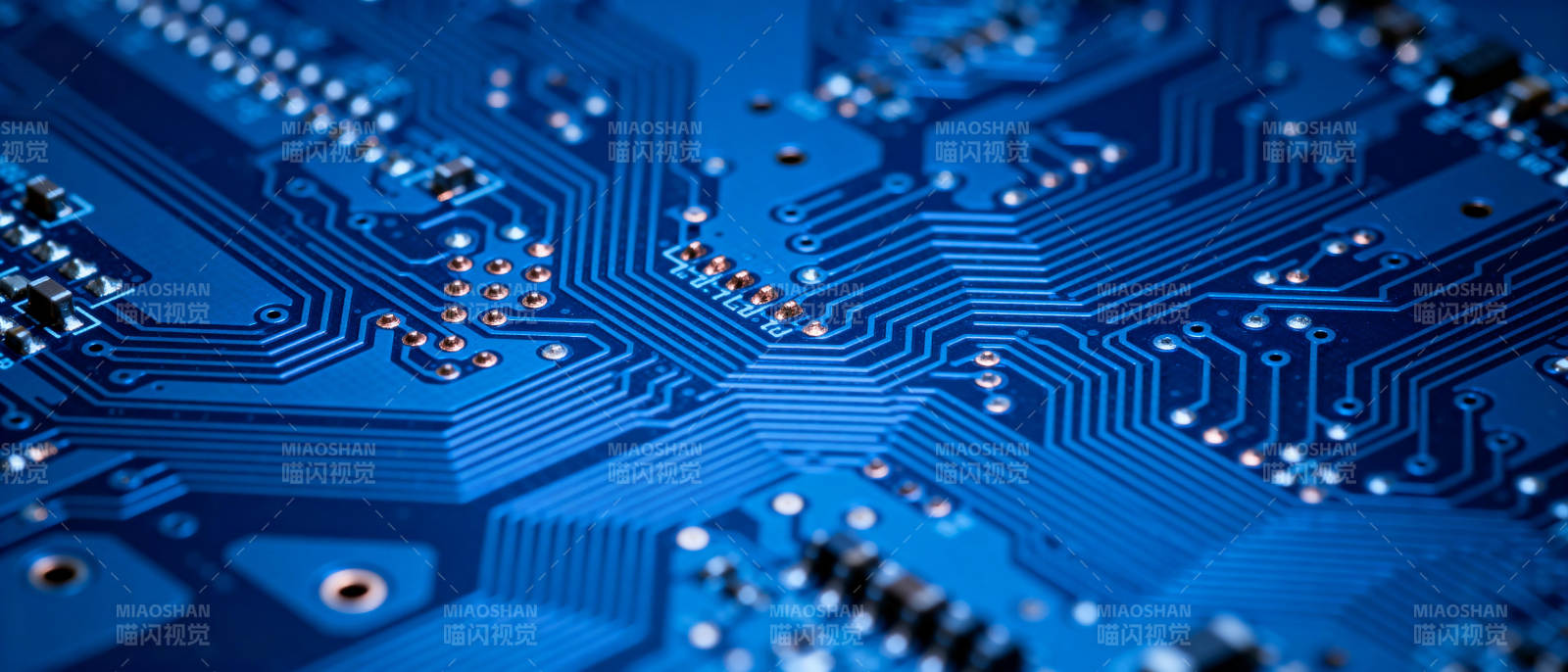 蓝色电路板特写图片
