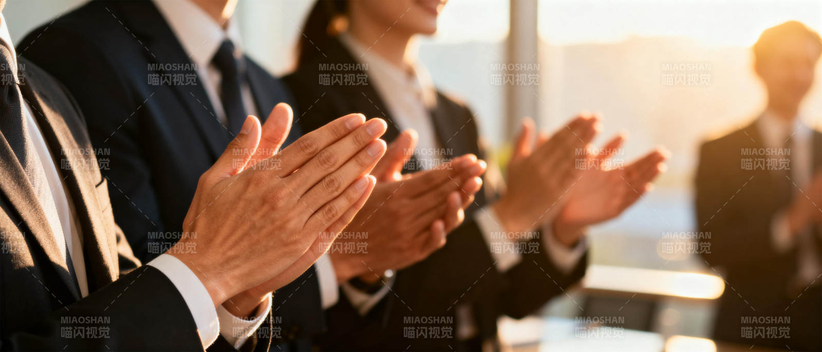 商务人士鼓掌瞬间图片