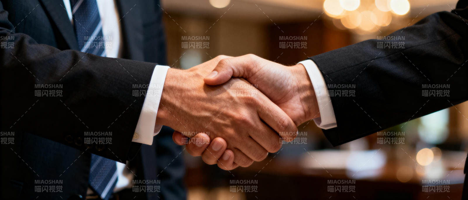 商务握手合作图片