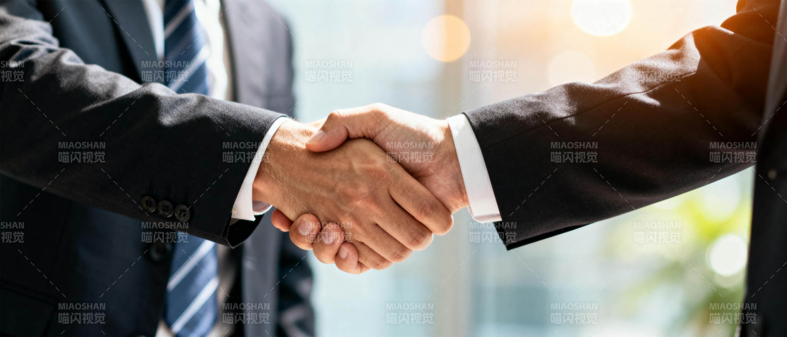 商务握手合作图片