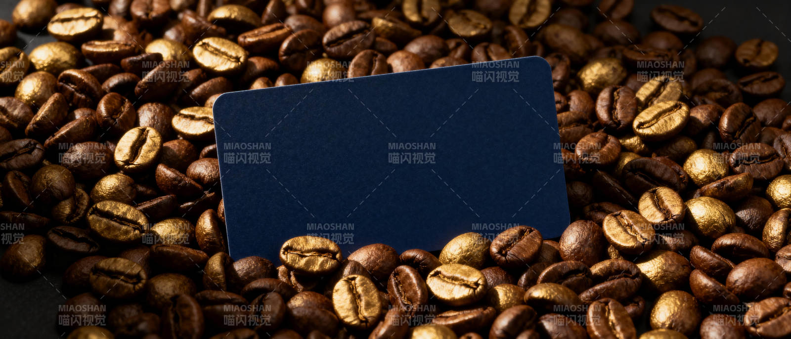 咖啡豆上的名片图片