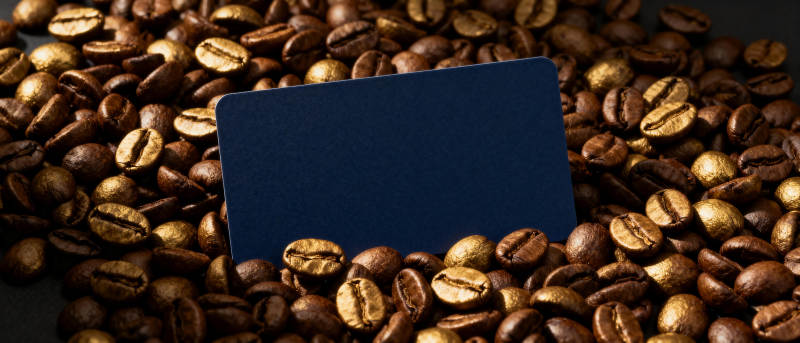 咖啡豆上的名片图片