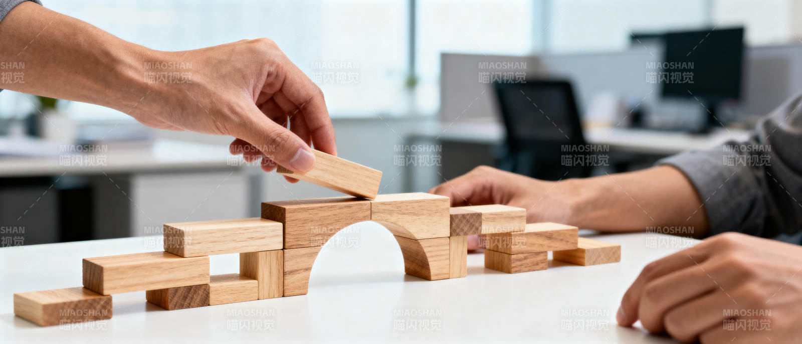 合作搭建木桥图片