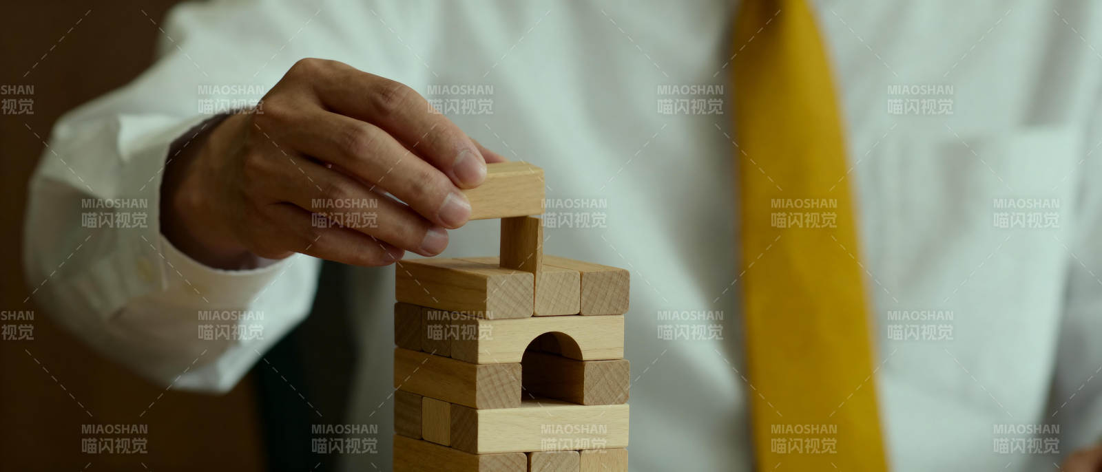 积木塔搭建中图片