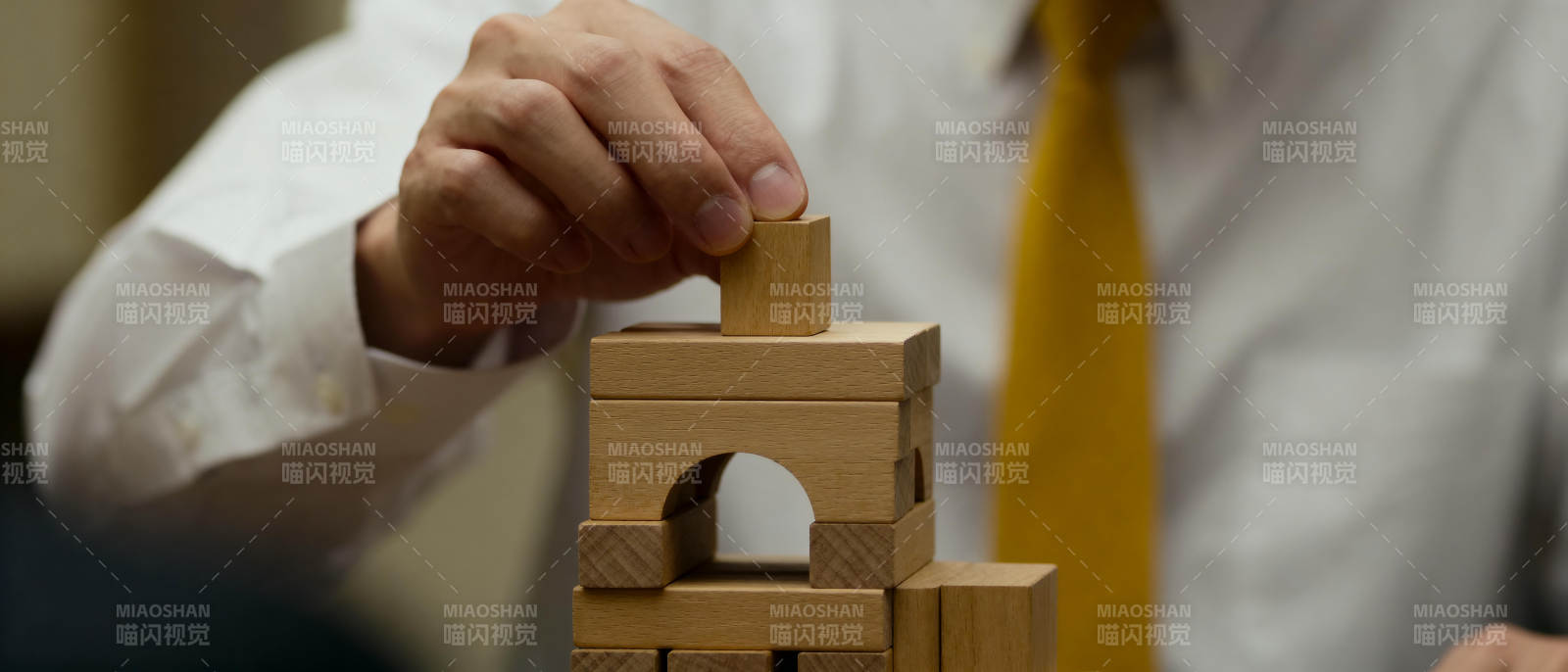 搭积木的瞬间图片