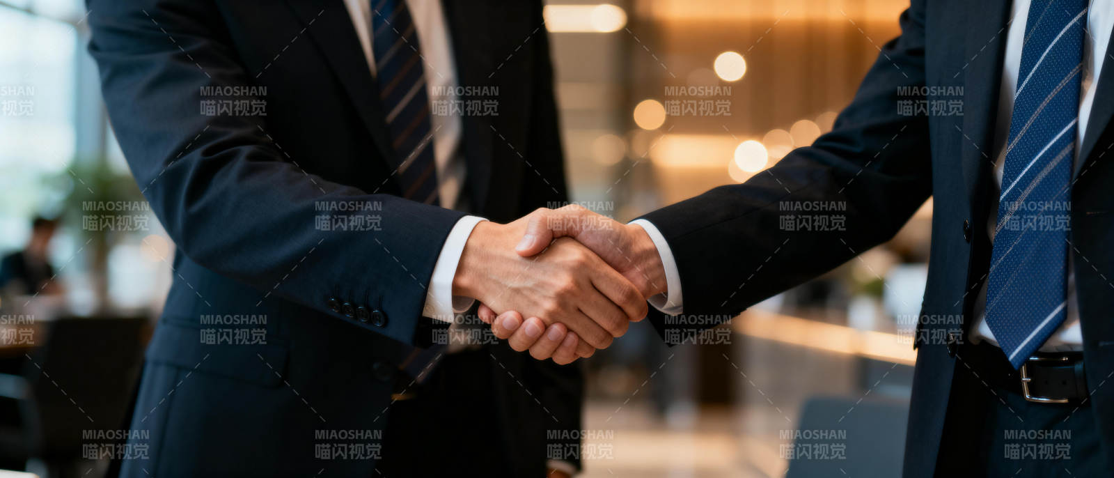商务握手合作瞬间图片