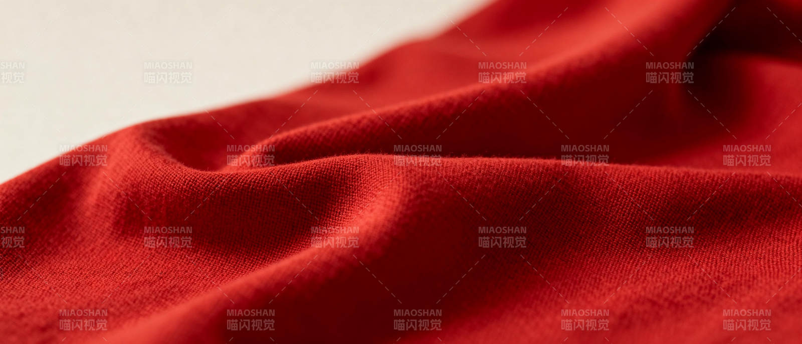 红色布料特写图片