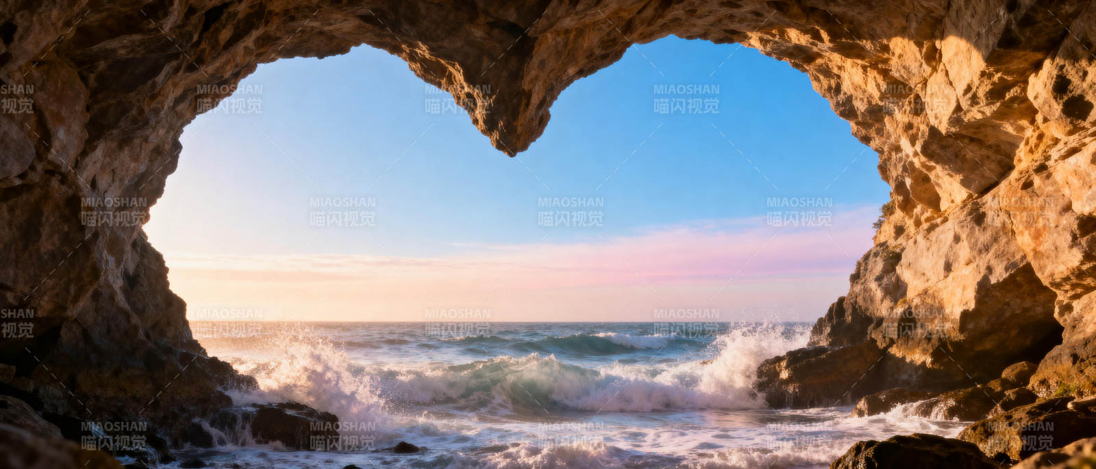 心形洞穴观海景图片