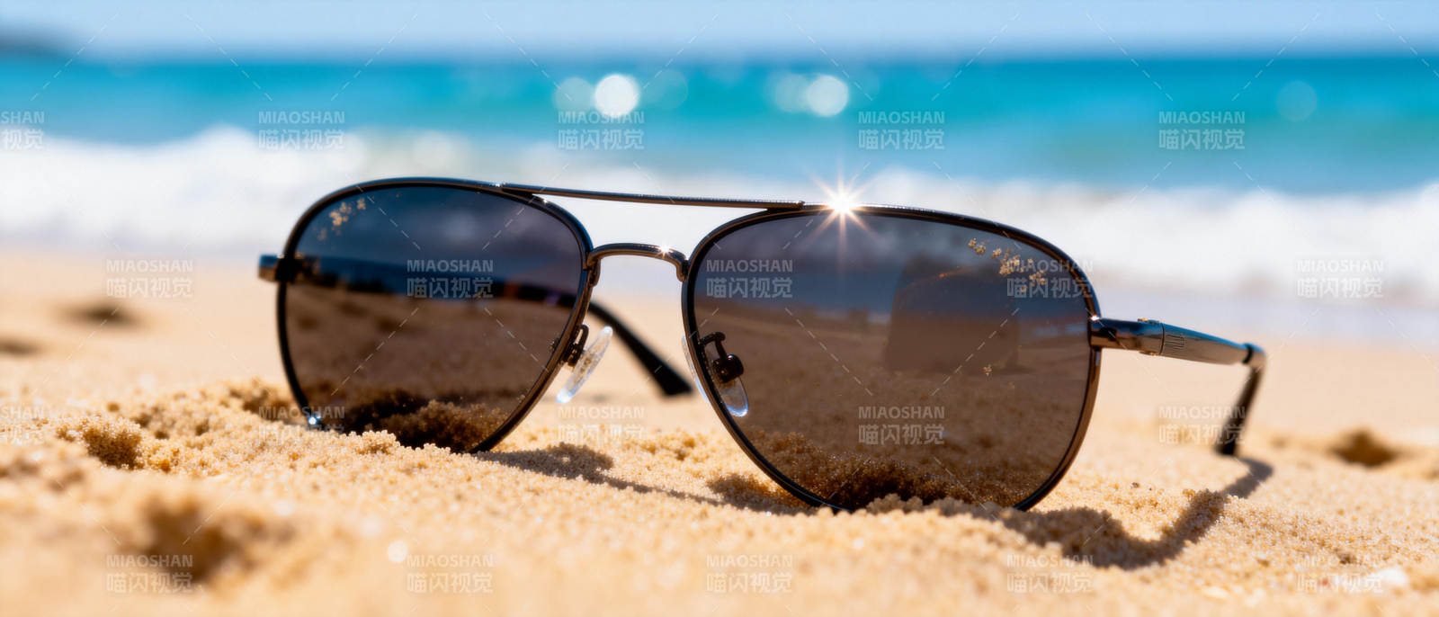沙滩上的墨镜图片