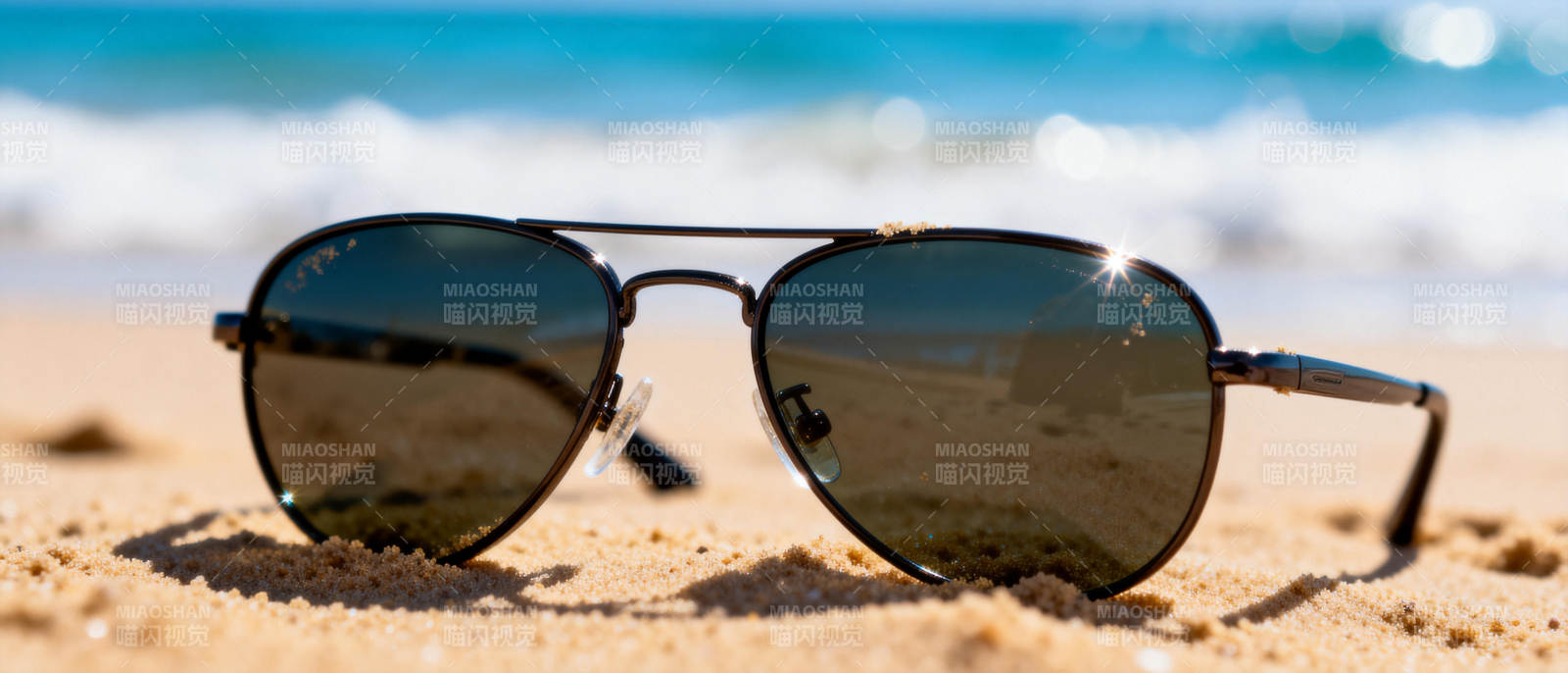 沙滩上的墨镜图片