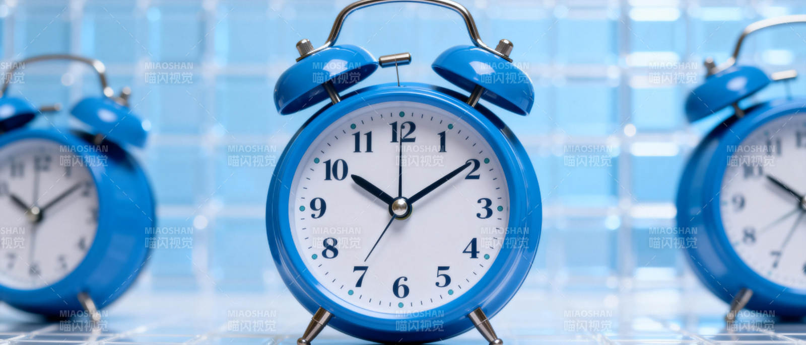 蓝色闹钟静谧时光图片