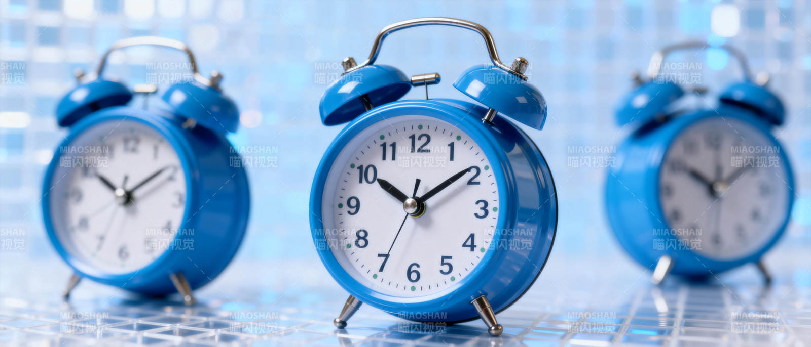 蓝色闹钟静置桌面图片