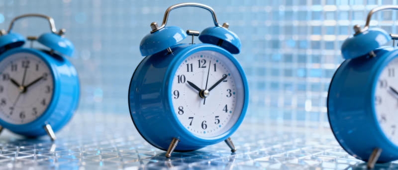 蓝色闹钟静置桌面图片