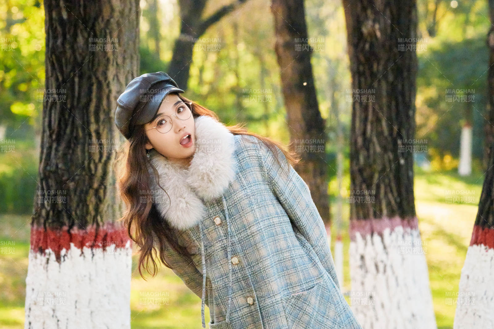 阳光明媚的午后在公园拍照的亚洲美女图片