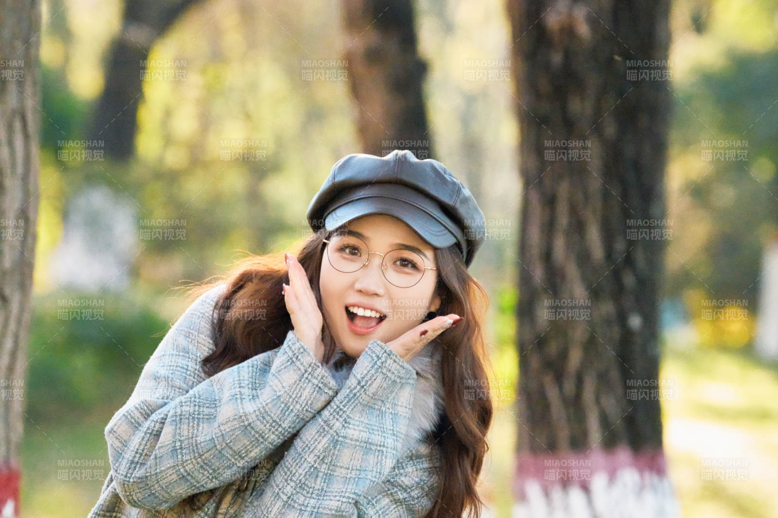 阳光明媚的午后在公园拍照的亚洲美女图片