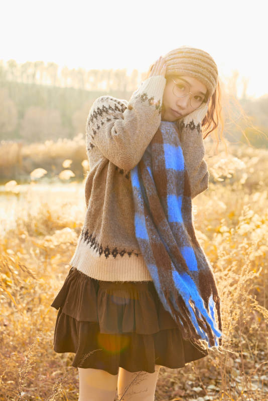 深秋的午后在郊外荒野拍照的美女图片