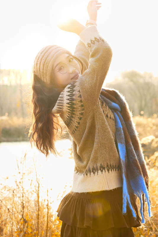 深秋的午后在郊外荒野拍照的美女图片