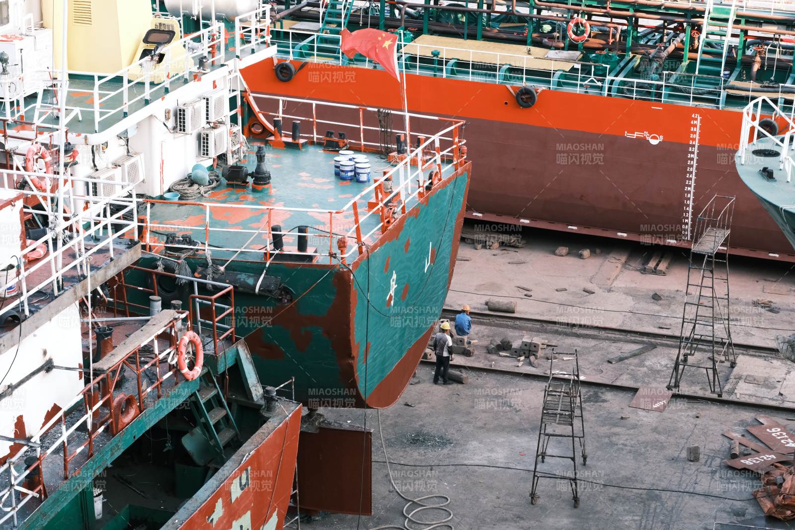 船坞修船场景图片