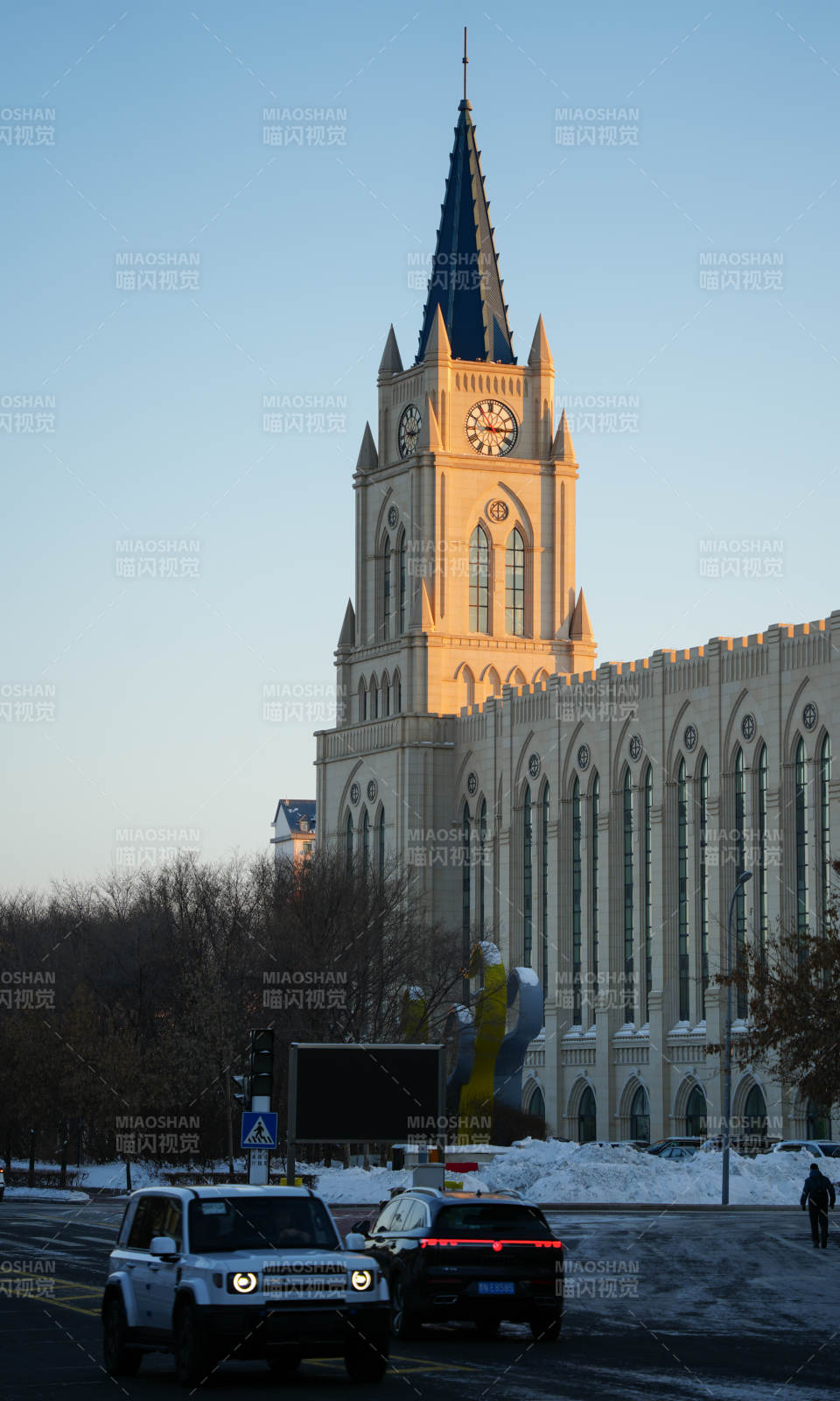 黑河教堂钟楼雪景图片