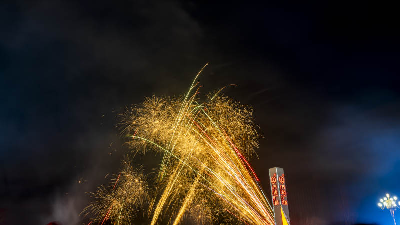 夜空烟花绽放图片