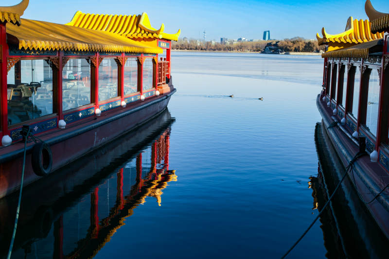 颐和园湖上画舫静谧景图片