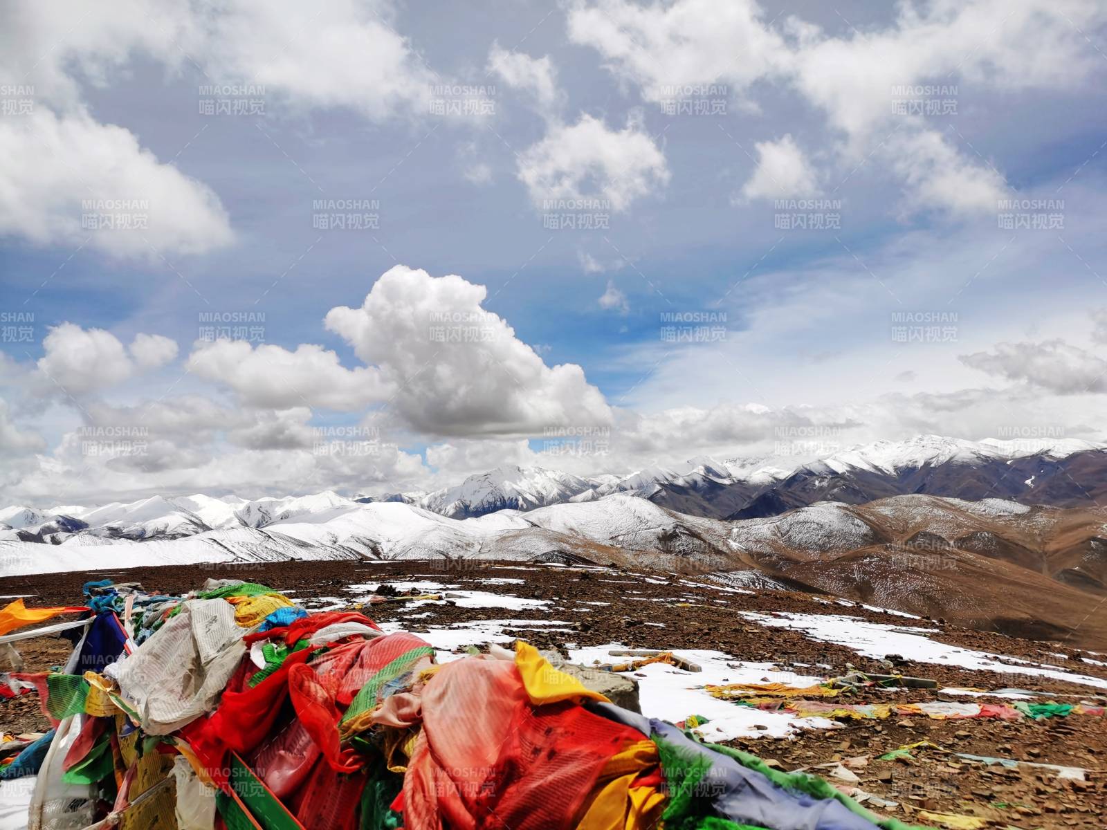 珠峰雪域彩旗飘图片