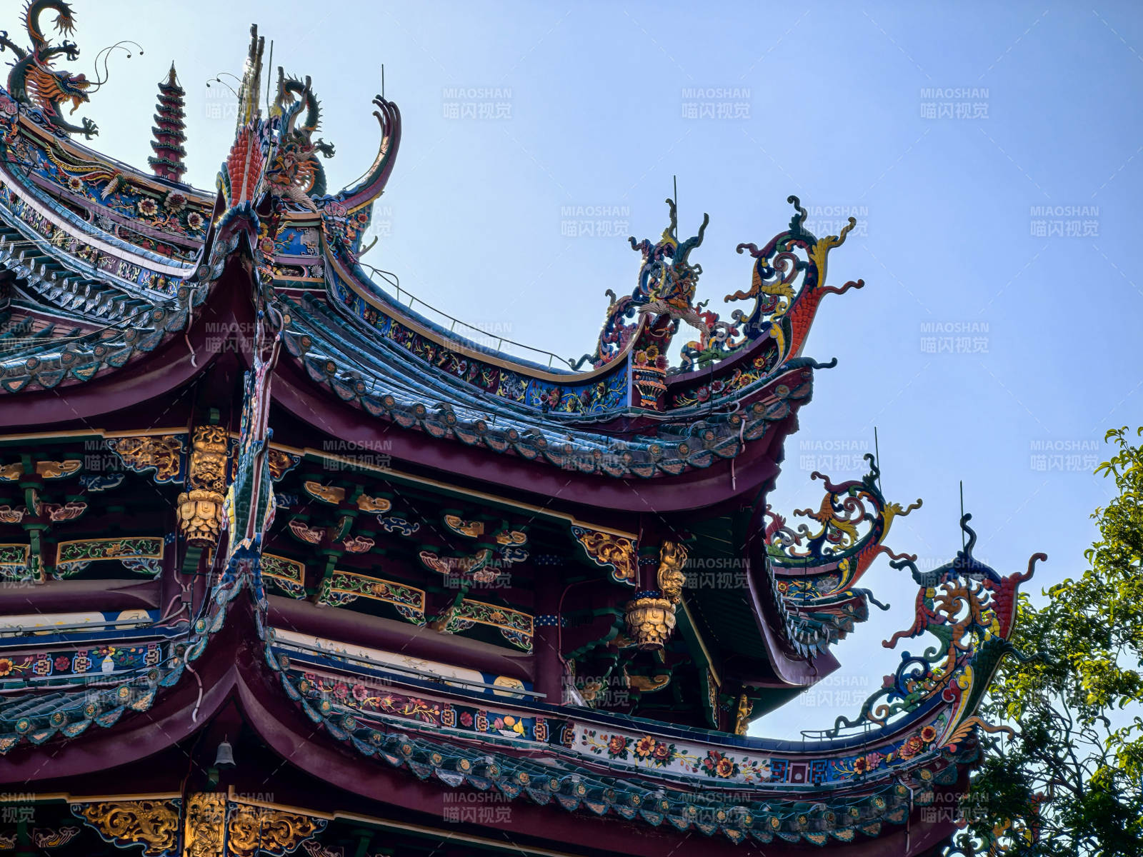 厦门南普陀彩绘飞檐古建筑图片