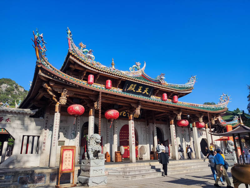 厦门南普陀天王殿前游人如织图片