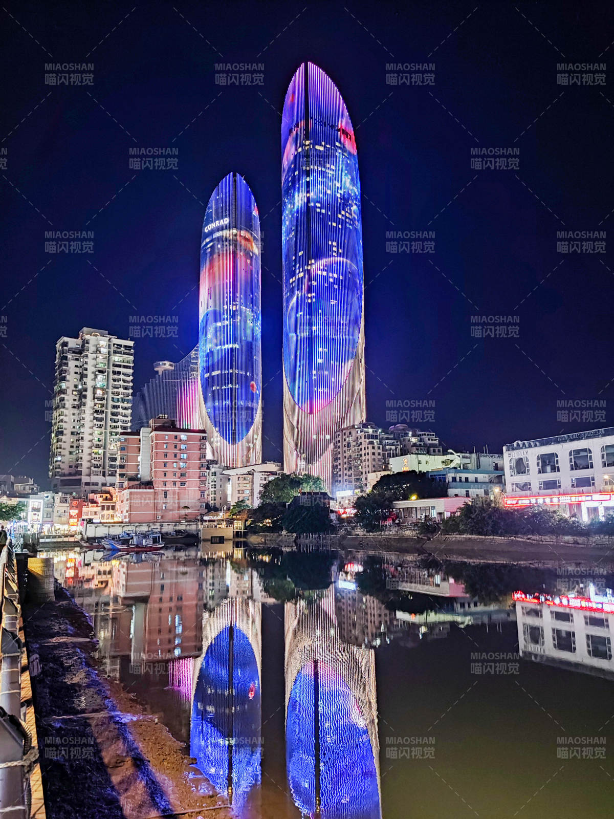 厦门夜色中的双子塔图片