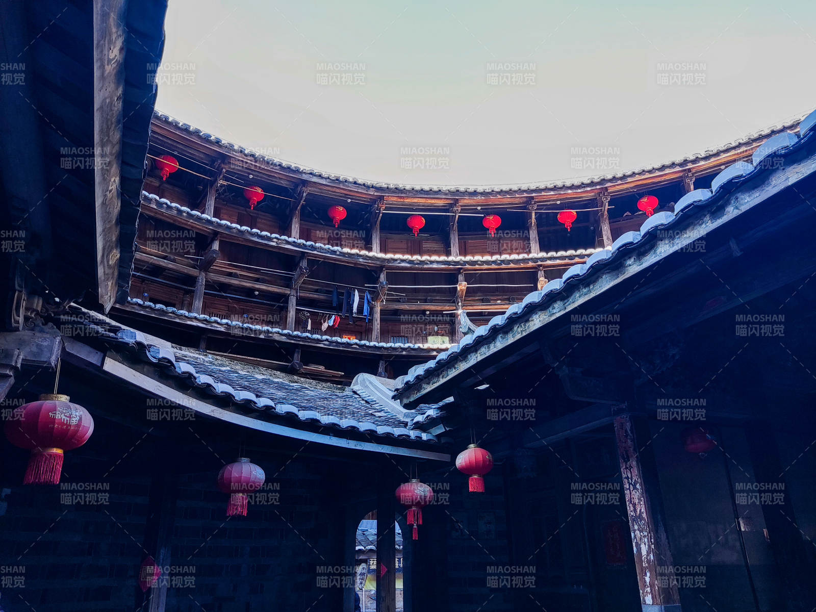 福建土楼庭院红灯高挂图片