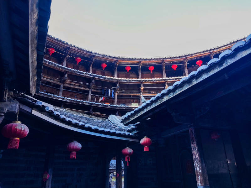 福建土楼庭院红灯高挂图片