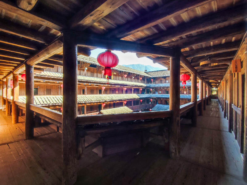 福建土楼古厝长廊红灯笼图片