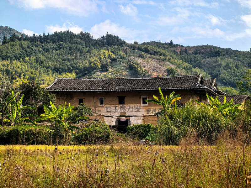 福建土楼山间古屋田园风光图片