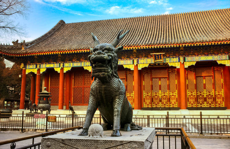 颐和园古殿前的石狮守卫图片