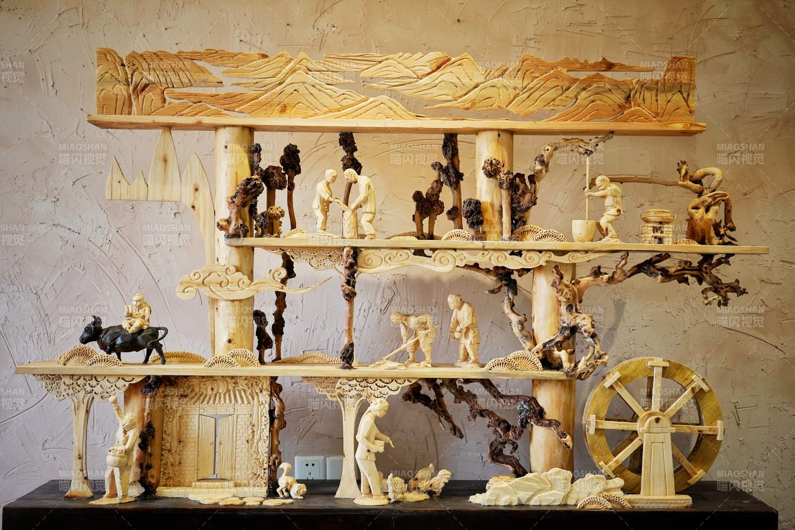 精雕细琢的木艺摆件图片