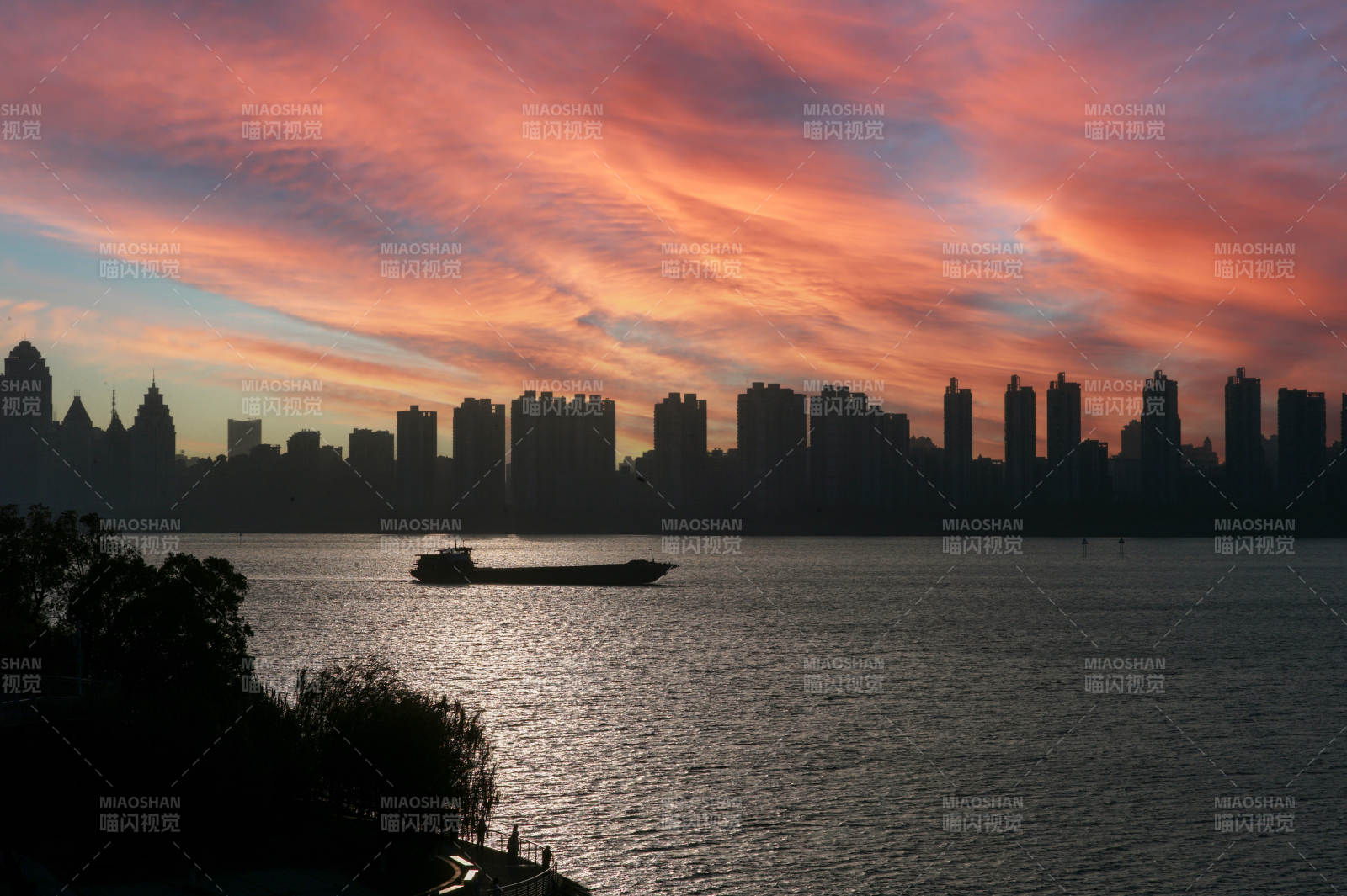南昌红谷滩剪影映晚霞图片