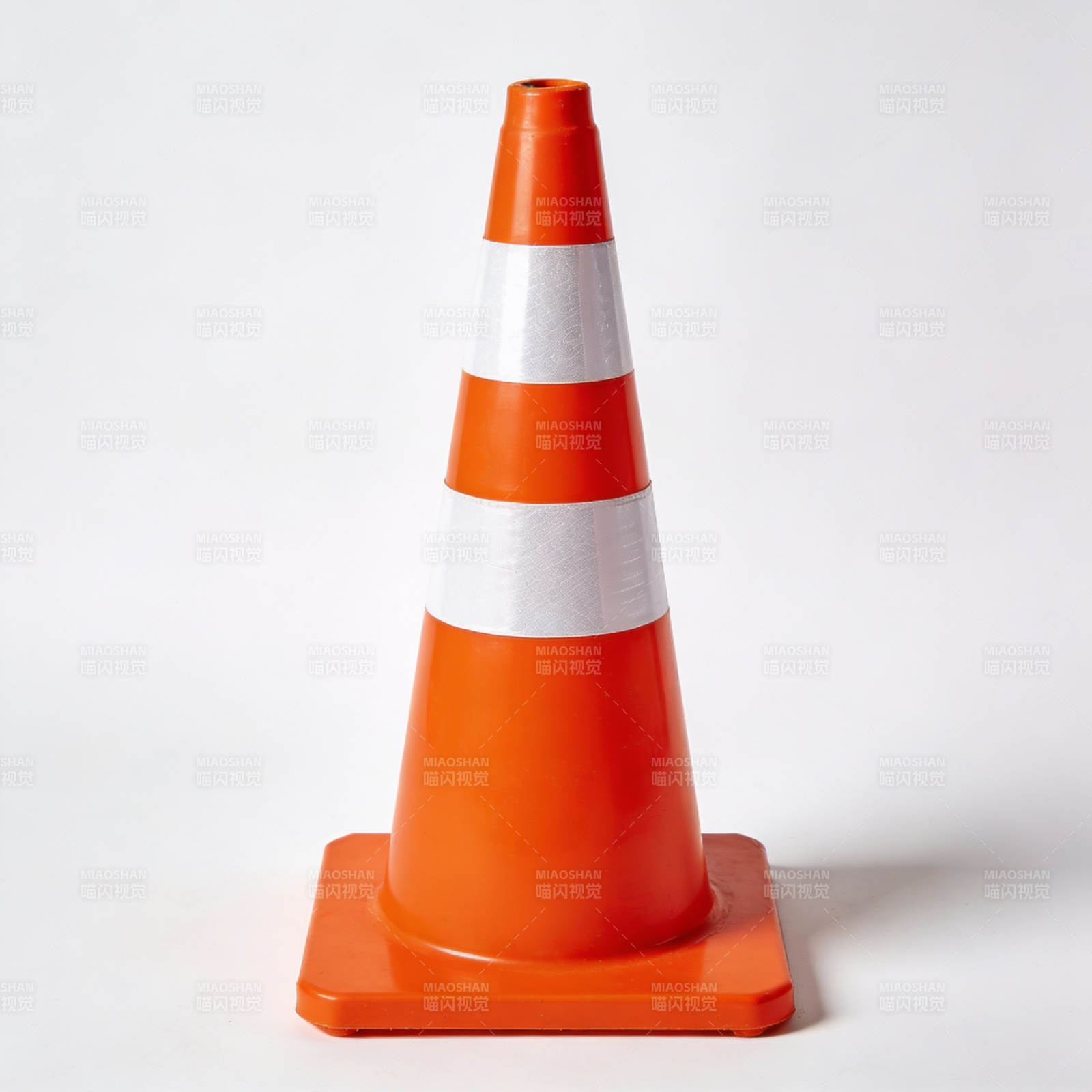 橙色交通锥图片