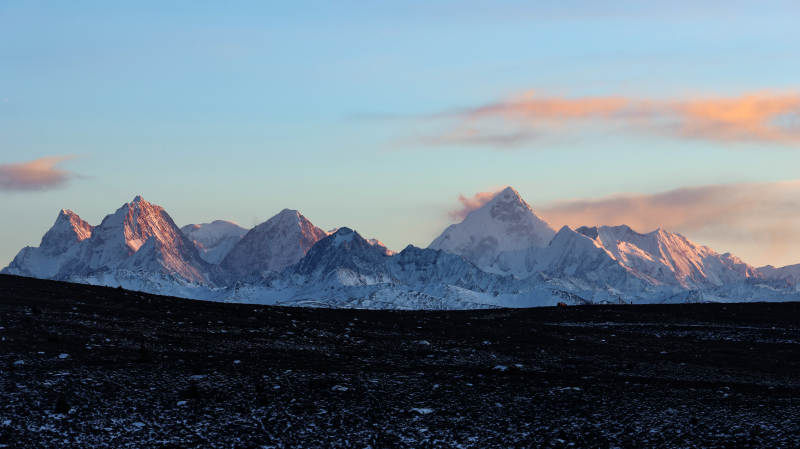 贡嘎雪山日出美景图片