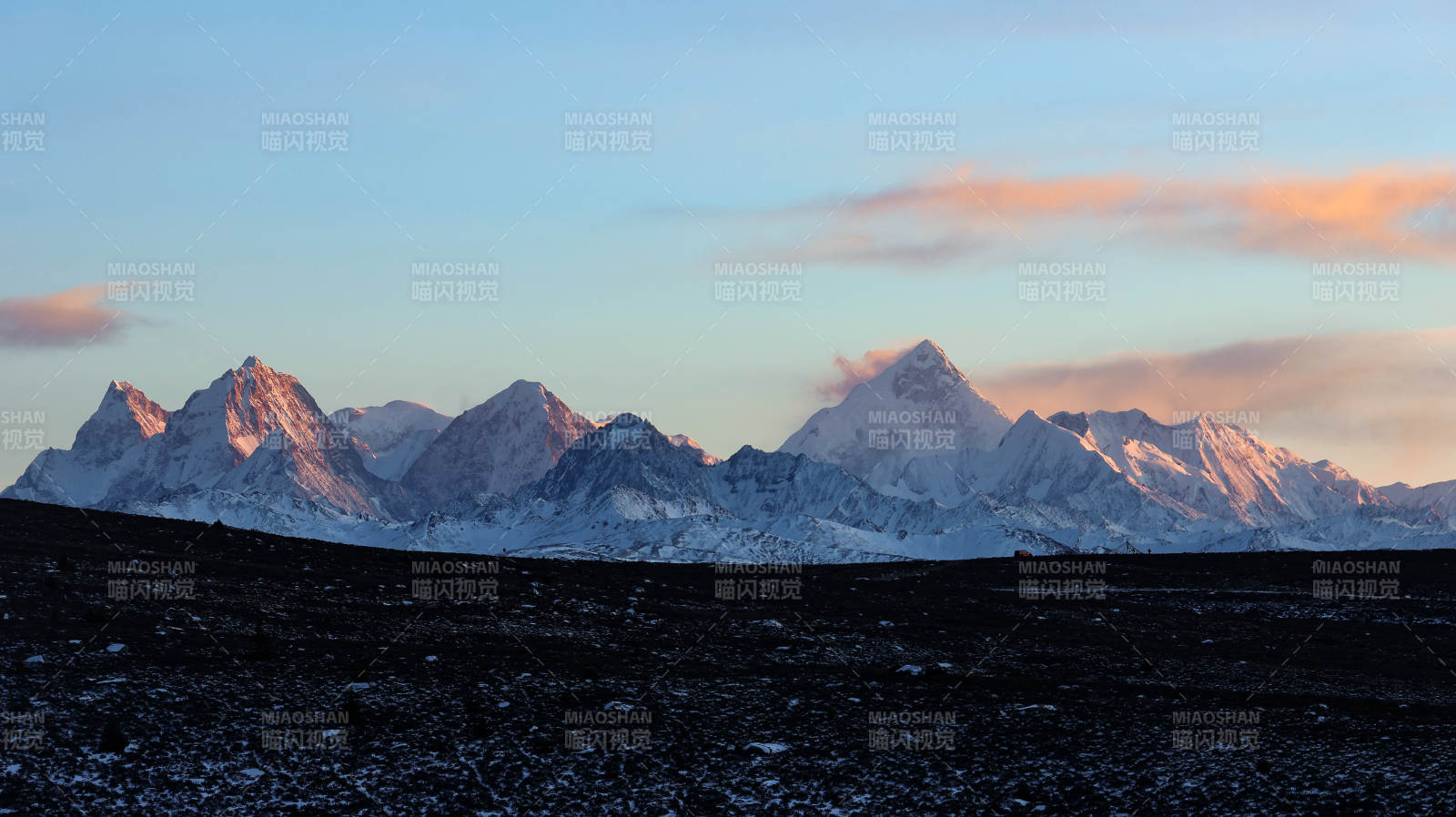 贡嘎雪山日出美景图片