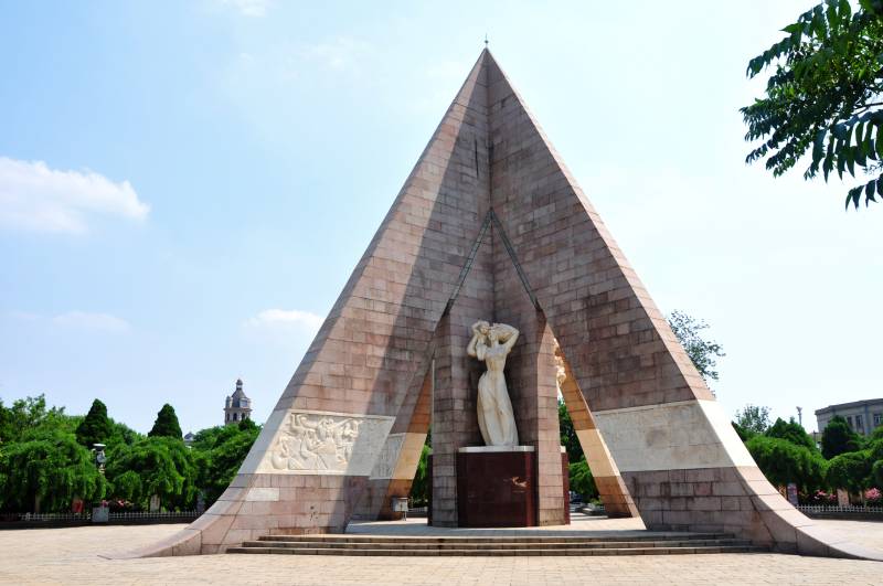 天津市和平区抗震纪念碑雕塑与浮雕图片