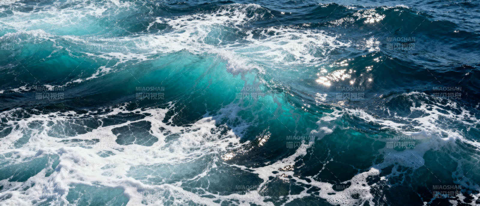 碧海翻腾浪花图片